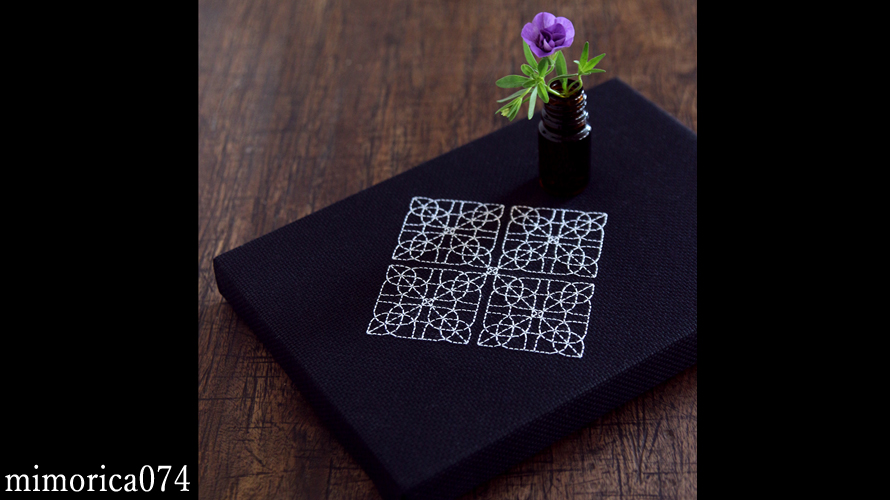 刺繍のファブリックパネル　Embroidered fabric panel .