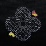 090.花幾何学模様の刺繍<br>A geometric pattern of flowers embroidery.